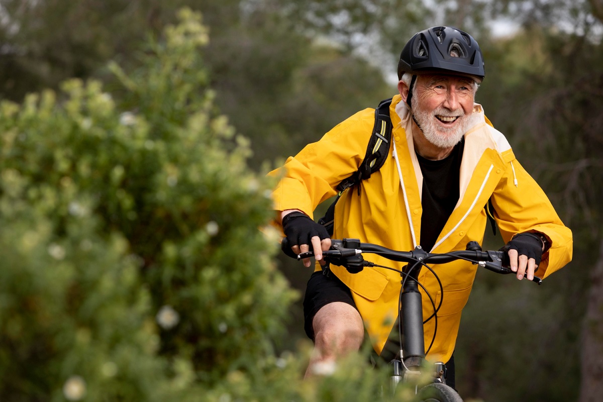 Senior na bicykli