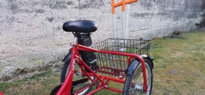 Trojkolesový bicykel s barlami vzadu
